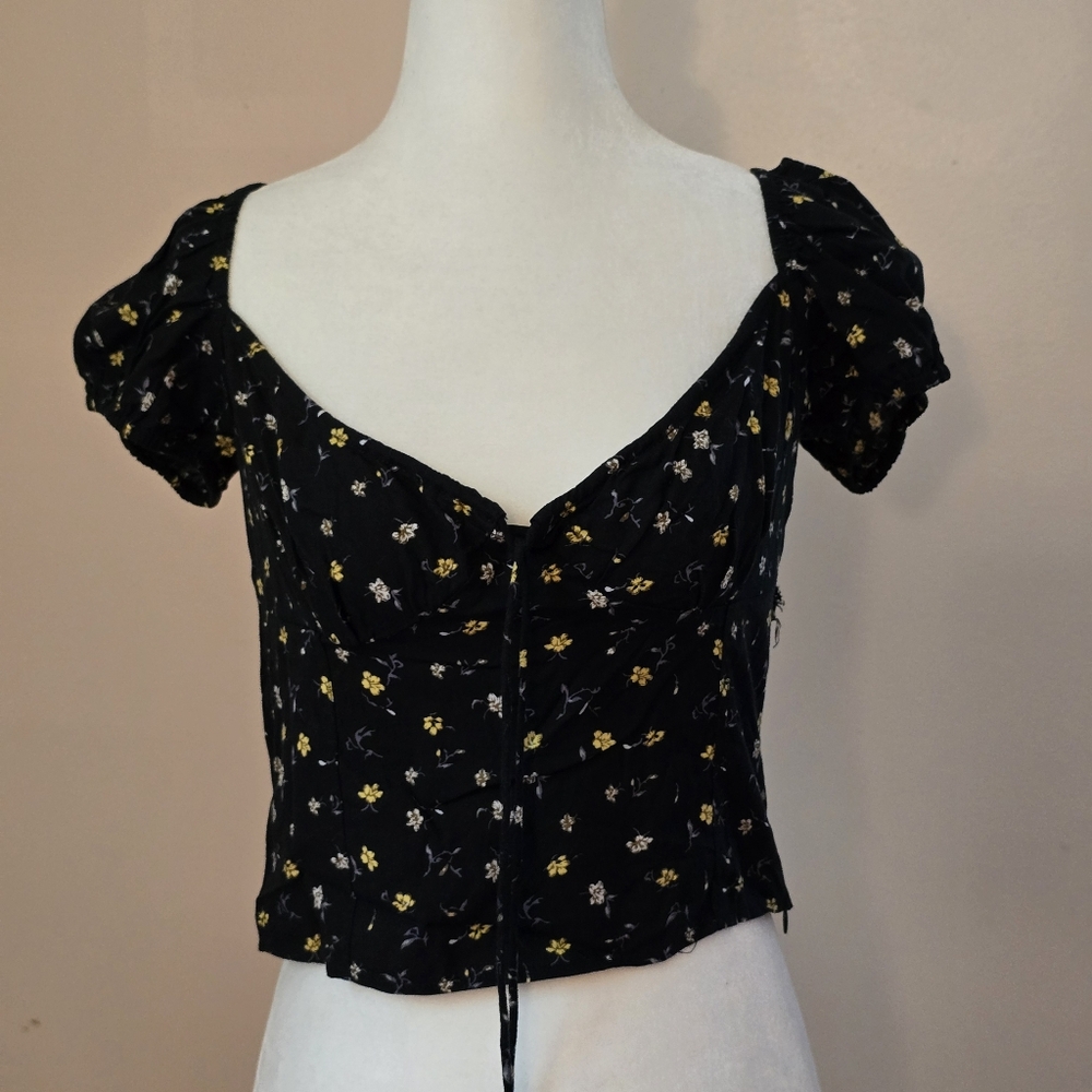 NWT Motel Women's Medium Black Floral Crop Top
